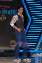 Shahrukh Khan on the sets of Imagine TV_s Zor Ka Jhatka in Yasraj Studios on 7th Feb 2011 (5).JPG